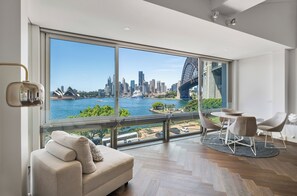 Smart TV, fireplace, offices - 'Harbourview II' – Unmatched Views of the Iconic Opera House & Harbour Bridge! (Kirribilli)