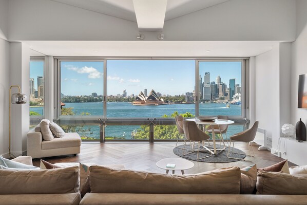 Smart TV, chimenea y oficina