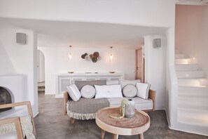 Een televisie en een open haard