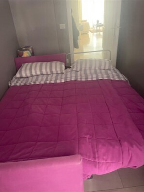 1 soverom og strykejern/-brett