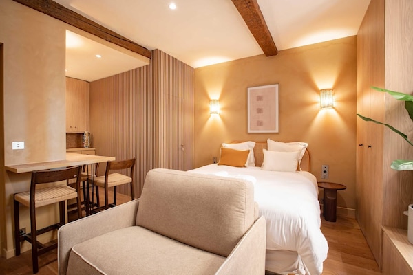 Escritorio, tabla de planchar con plancha, cuna de viaje y wifi gratis