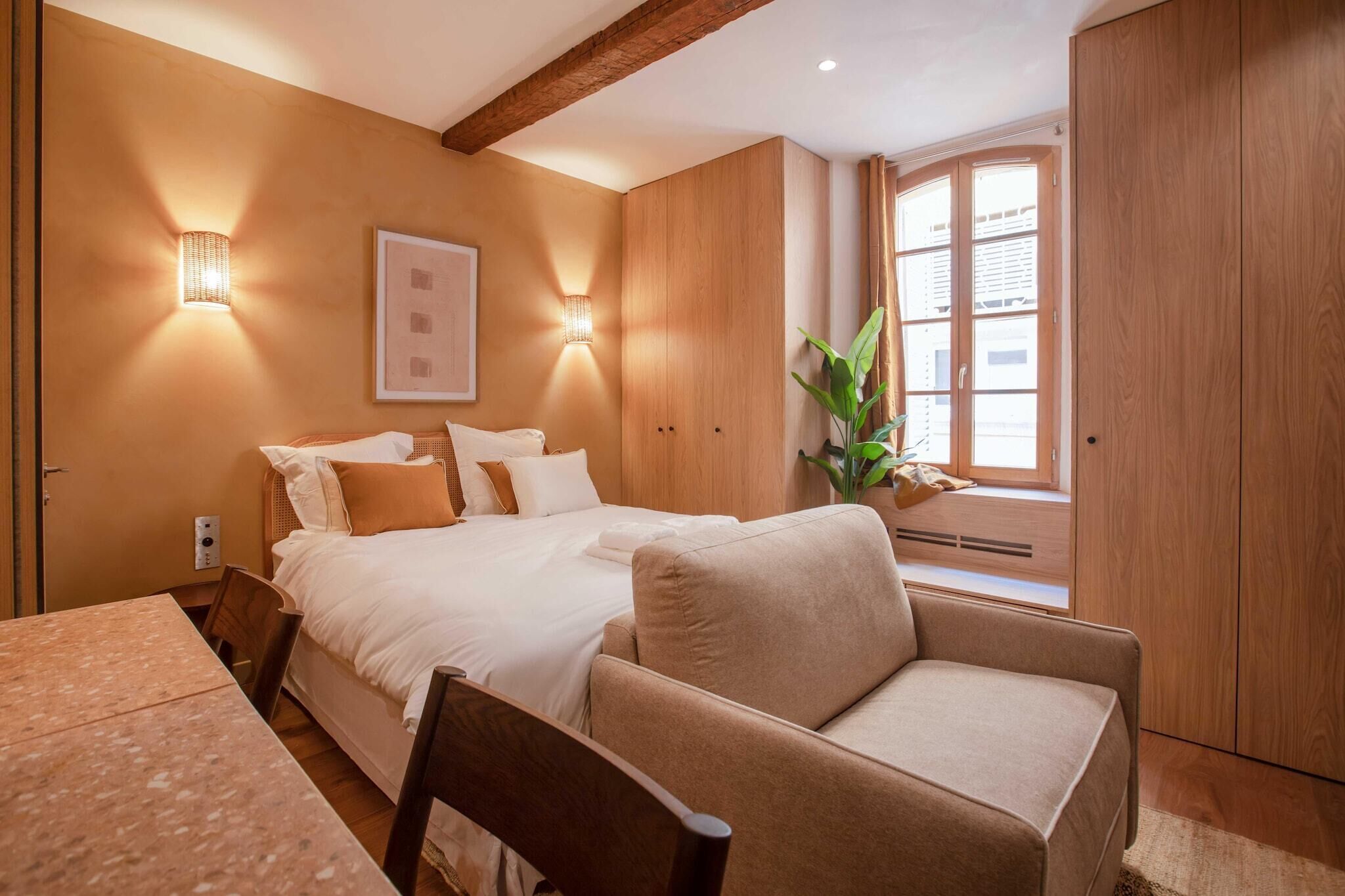 Skrivebord, strykejern/-brett, reiseseng for barn og wi-fi (inkludert)