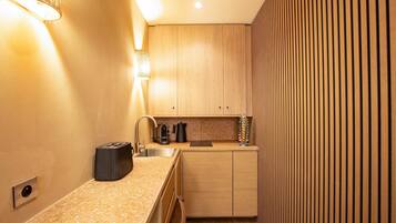 KĂŒhlschrank, Mikrowelle, Herdplatte, GeschirrspĂŒler