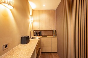 Kylskåp, mikrovågsugn, spishäll och diskmaskin