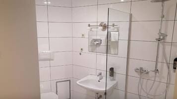 Haartrockner, Handtücher, Seife, Toilettenpapier