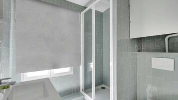 Shower, pengering rambut,  dan sampo