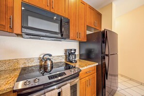 Deluxe Condo, 1 Bedroom, Lanai, Ocean View | Private kitchen