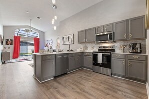 Réfrigérateur, four à micro-ondes, un four, surface de cuisson