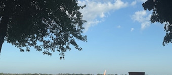 Laid-Back Lake Getaway- Amazing Views, Private Beach&Dock, Chill Deck, 2BR, 1BA