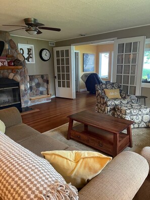 TV connectée, cheminée, écrans d'ordinateur