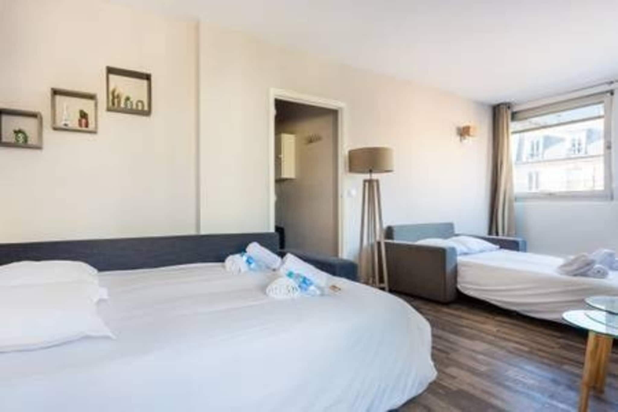 デスク、アイロン / アイロン台、旅行用ベビーベッド、WiFi (無料)