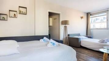 Bureau, fer et planche Ă repasser, lit parapluie, Wi-Fi gratuit