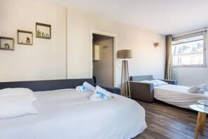 Desk, iron/ironing board, travel crib, free WiFi - Quiet studio - 4P - Saint-Lambert/Tour Eiffel (Paris)