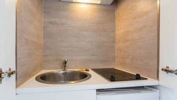 Réfrigérateur, micro-ondes, plaque de cuisson, lave-vaisselle