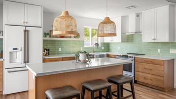 Een koelkast, een magnetron, een oven, een kookplaat