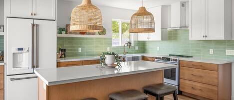 冷蔵庫、電子レンジ、オーブン、コンロ