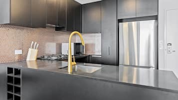 Refrigerador, microondas, horno y parrilla de estufa