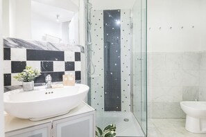 Douche, sèche-cheveux, bidet, serviettes fournies