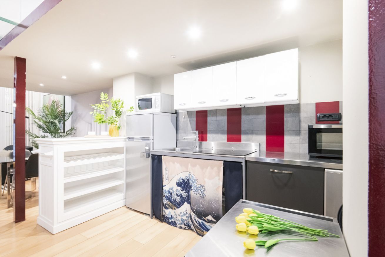 Refrigerador, microondas, parrilla de estufa y cafetera y tetera 