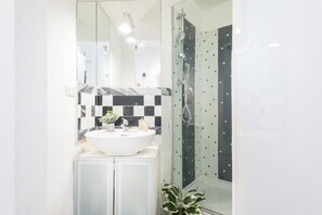 Bruser, hårtørrer, bidet, håndklæder