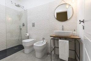 シャワー、ヘアドライヤー、ビデ、タオル