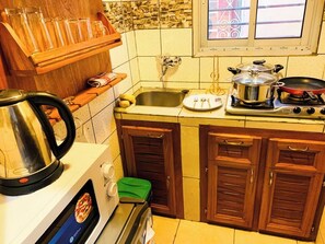 Fridge, microwave, electric kettle, blender - Furnished studio in yaounde with unlimited internet hot water connected tv cambre (Yaoundé)