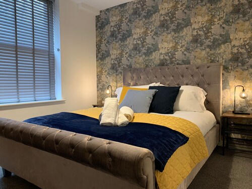 Bright 1 Bedroom Apartment, 5 minutes from City Centre. 