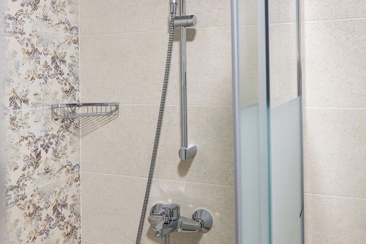 Premium Triple Room, Balcony, Sea View | Bathroom | Hair dryer, towels, soap, shampoo