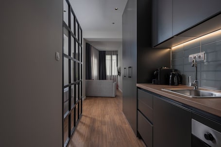 Standard Double | Private kitchen | Fridge, oven, stovetop, espresso maker. Hebrard Industrial Suites