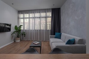 Hebrard Suite | Área de sala de estar | Televisión de pantalla plana de 45 pulgadas con canales por cable 