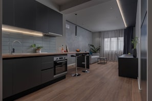 Stylish Suite | ครัวส่วนตัว | ตู้เย็น, เตาอบ, เตาประกอบอาหาร, เครื่องชงกาแฟเอสเปรสโซ