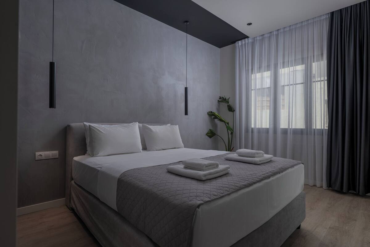 Caja de seguridad en la habitación, wifi gratis y ropa de cama