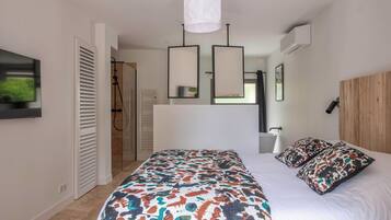 2 chambres, bureau, fer et planche Ă repasser, lit parapluie