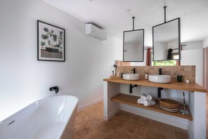 Dusche, Haartrockner, Handtücher, Seife