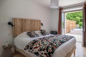 2 habitaciones, escritorio y tabla de planchar con plancha 