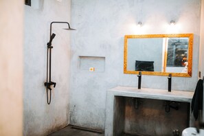 Douche, serviettes fournies, savon, papier toilette