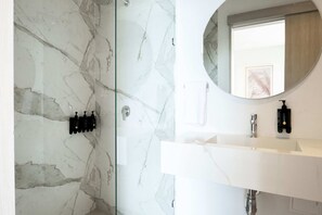 Ducha, secador de pelo, toallas