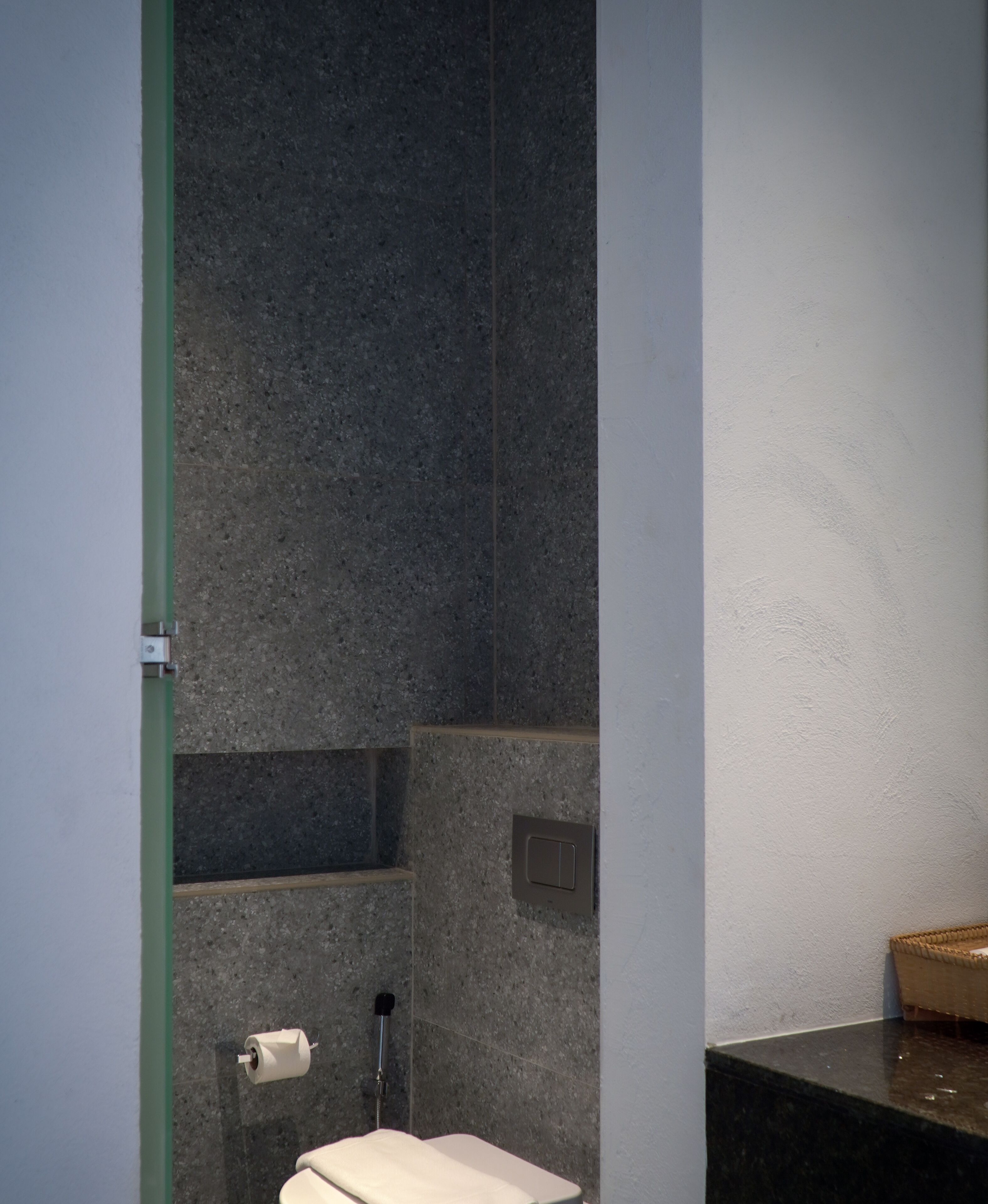 Ein Badezimmer mit Dusche, Toilette und Waschbecken.