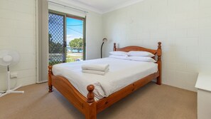 4 bedrooms, internet, bed sheets - Lake Lodge 1/5 Lake St (Forster)