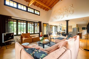 Een televisie, een open haard en een kantoor