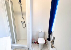 Hårføner, håndklær, såpe og toalettpapir