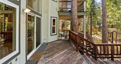 This house is a 4 bedroom(s), 2.5 bathrooms, located in Shaver Lake, CA.