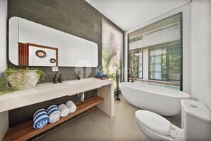 Tina y regadera independientes, amenidades de baño gratuitas, toallas 