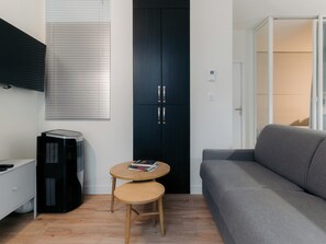 TV - Beautiful 2 bedroom apartment, Beauvoir (Paris)