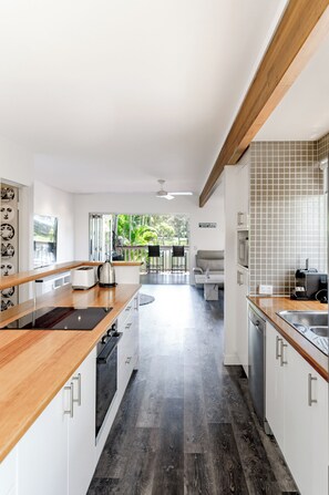 Fridge, microwave, oven, stovetop - Riverside Sanctuary at Loch Mews (Noosa)