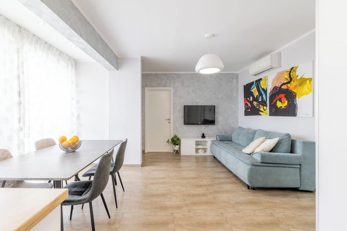 Departamento, 2 habitaciones, para no fumadores | Área de sala de estar | Televisión LCD de 100 cm con canales por cable