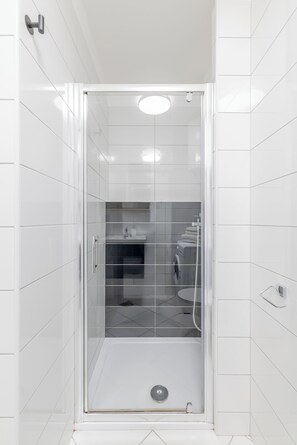 Apartamento, 2 quartos, para não fumantes | Banheiro | Chuveiro, secador de cabelo, toalhas de banho, papel higiênico