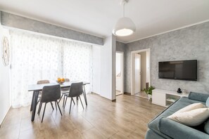 Apartment, 2 Bedrooms, Non Smoking | Living area | 100-cm LCD TV with cable channels - Vista Spalato (Split)