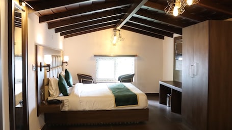 Escritorio y ropa de cama