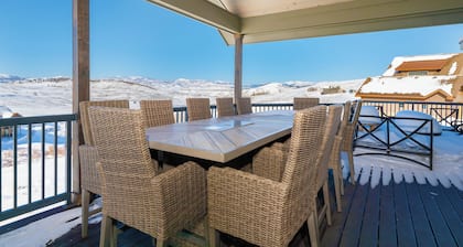 Luxury 6 BDR Home! Skiing, Golf, Views, Hot tub!